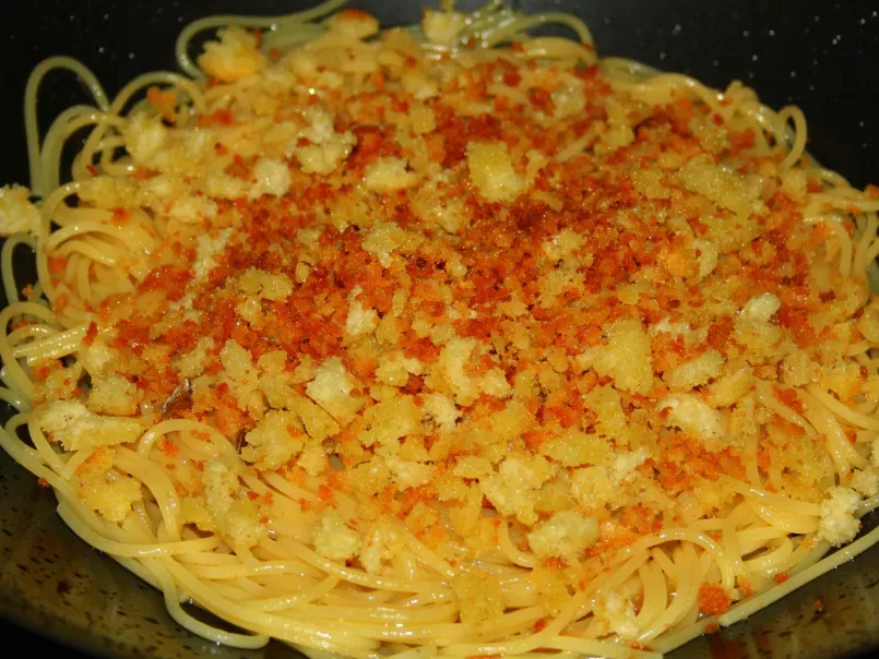 Spaghetti cu ansoa si miez de paine tostat - poza 3