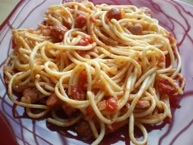 Spaghetti cu carnaciori si sos de rosii - poza 2