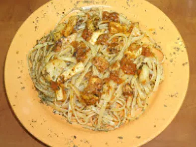 Spaghetti cu fructe de mare (2 persoane)
