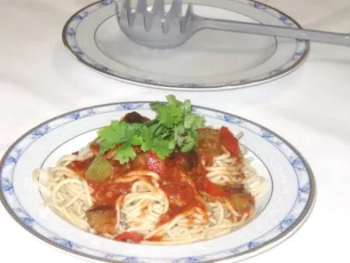 Spaghetti in sos de rosii cu vinete, dovlecei si ardei gras