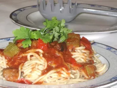 Spaghetti in sos de rosii cu vinete, dovlecei si ardei gras - poza 2