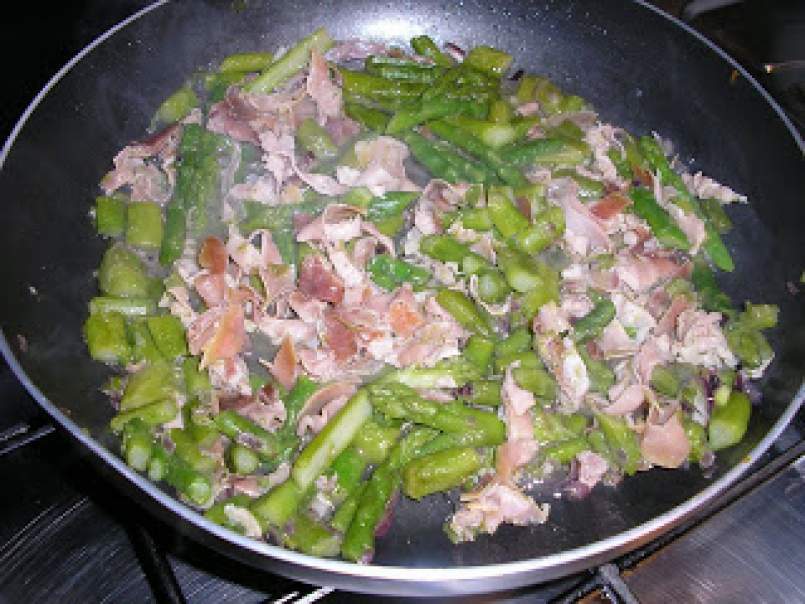 Tagliatele con asparagi e prosciutto crudo( Paste cu sparanghel si prosciuto )