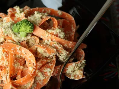 Tagliatelle de morcovi cu sos de usturoi si broccoli