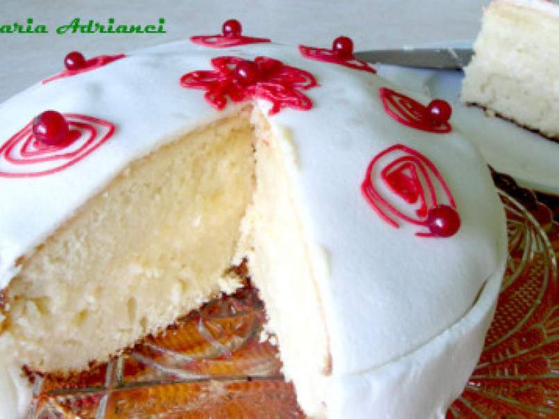 Tort de vanilie ornat cu pasta de zahar - poza 2