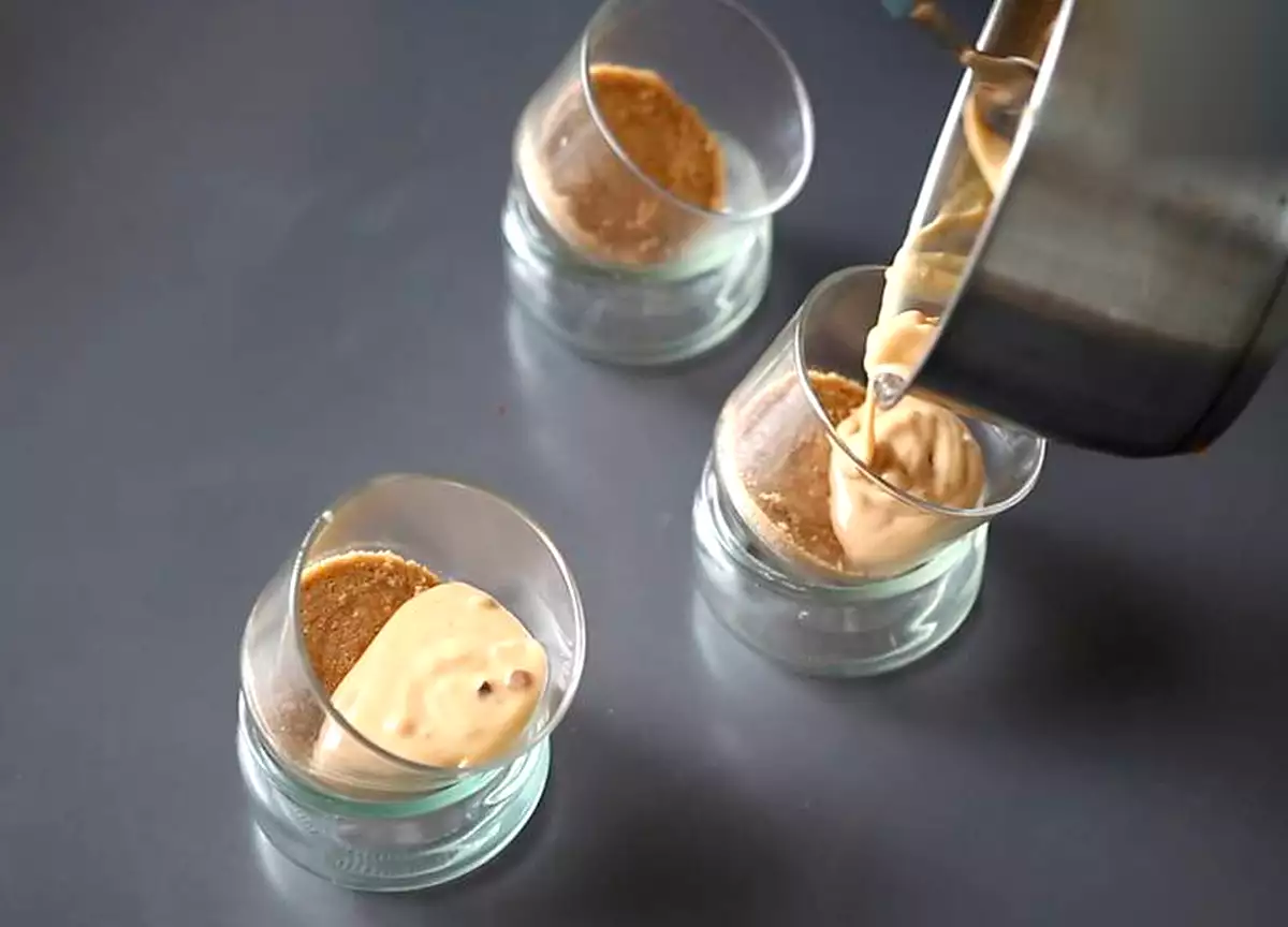 Pasul 2: Stratul de cremă de turtă dulce