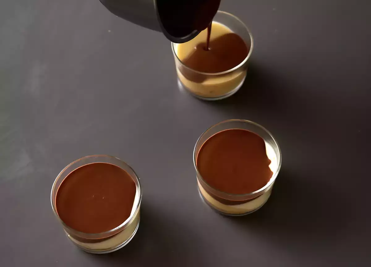 Pasul 4: Acoperirea cu ciocolată neagră