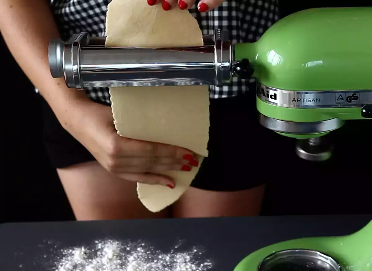 4. Întindeți aluatul