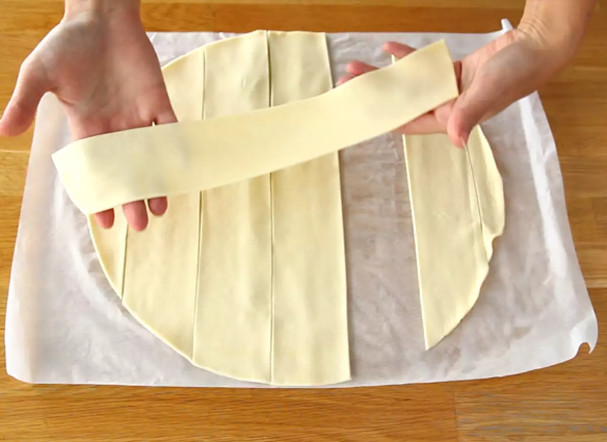 Pasul 2: Fâșii de patiserie pufoasă și strat de gem