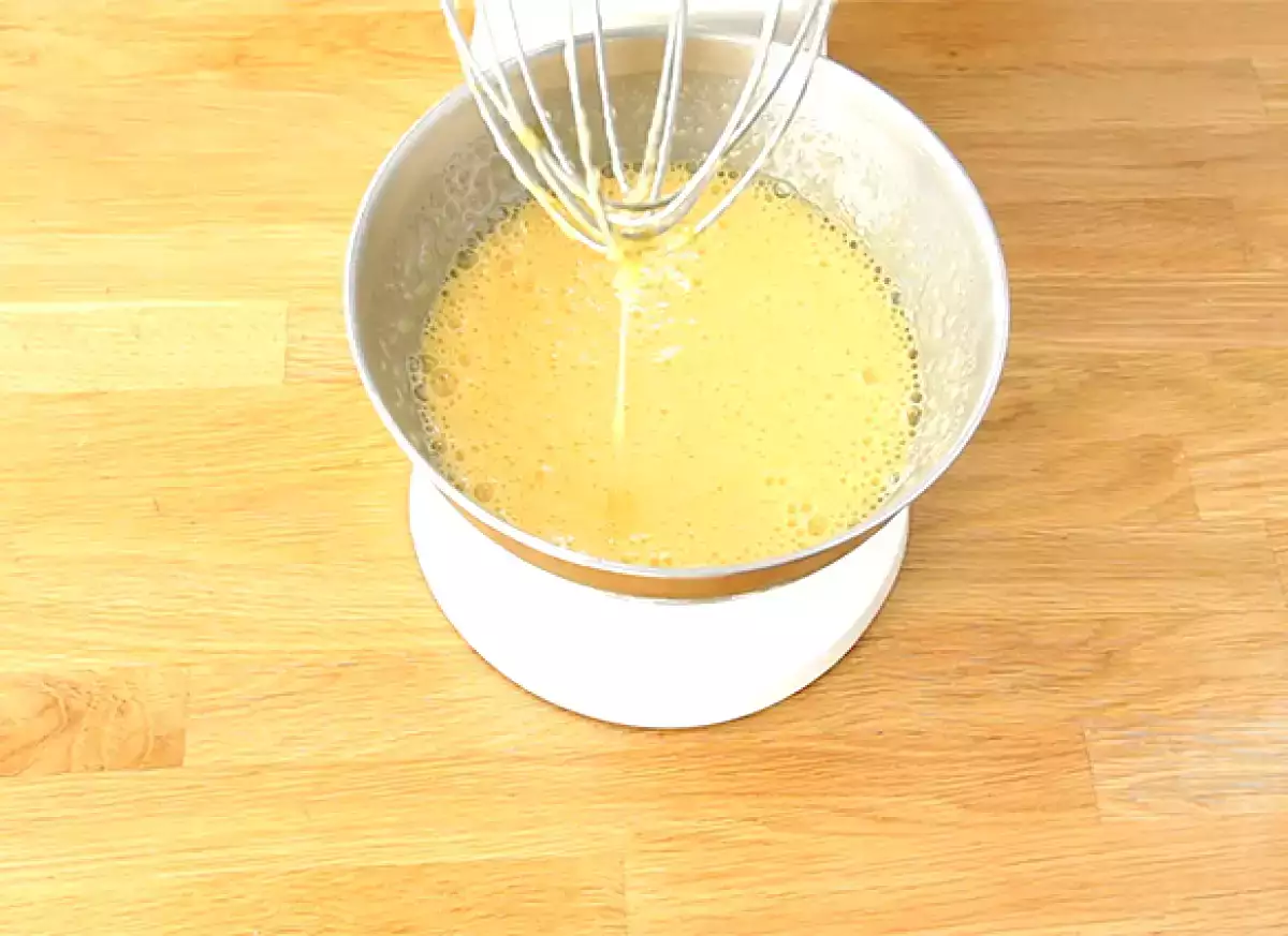 Pasul 1: Bateți ouăle și zahărul