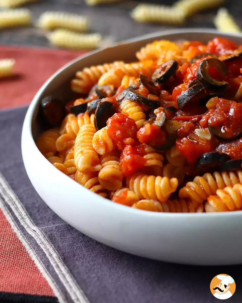 7. Fusilli cu sos de măsline negre