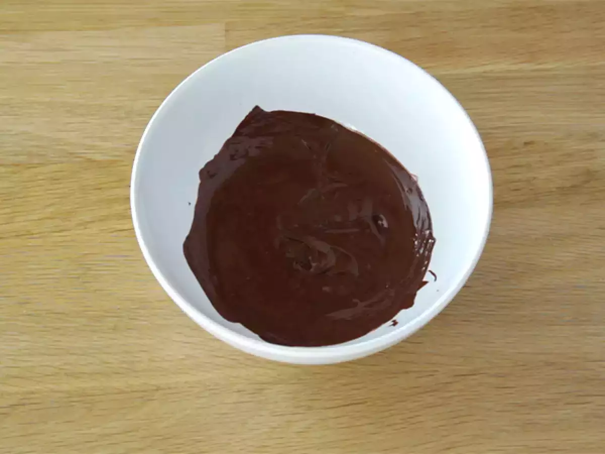 Pasul 1: Tocați ciocolata și topiți-o