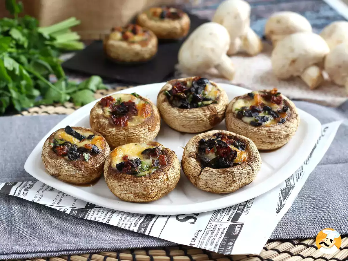 7. Ciuperci Champignon cu mozzarella, măsline și roșii uscate la soare