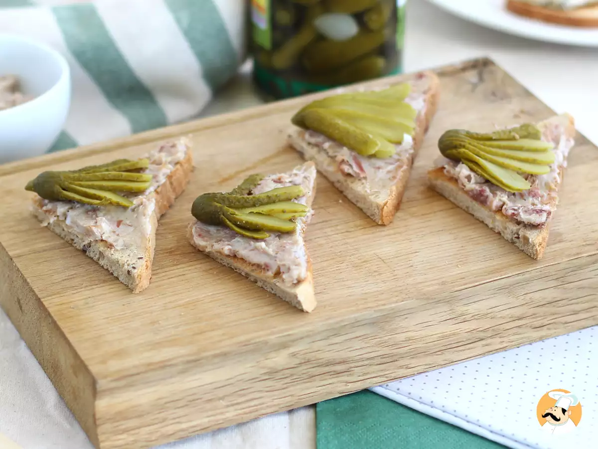 Toasturi cu pateu și murături