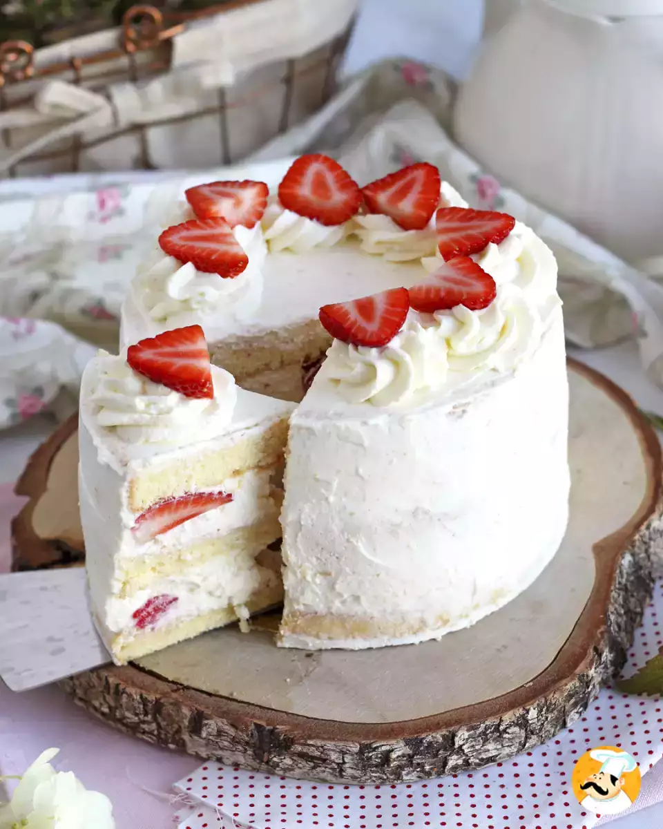 Tort în straturi cu căpșuni și cremă mascarpone
