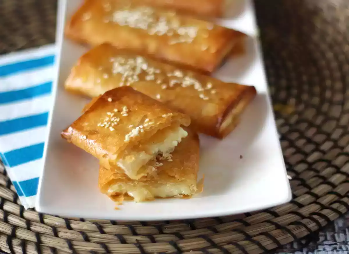 8. Saganaki cu feta la cuptor: atingerea grecească care își face propria