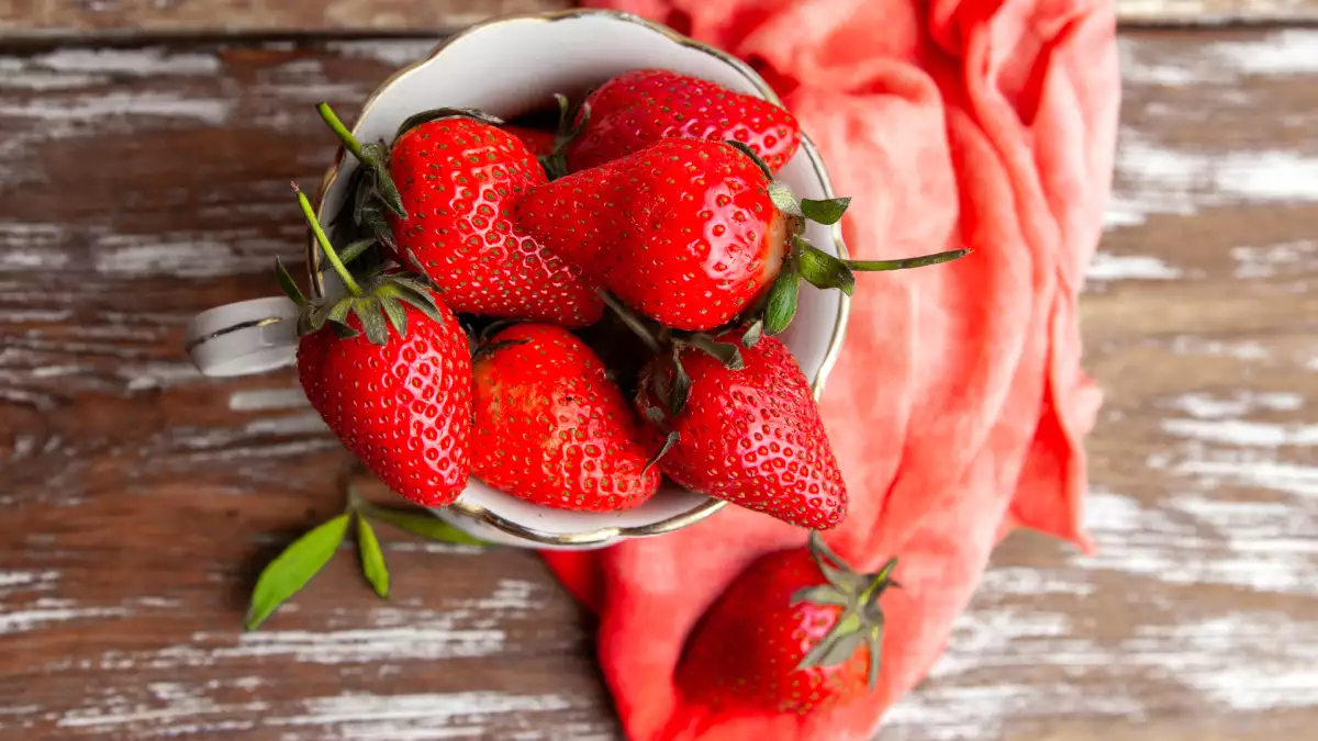 Cum să folosiți căpșuni foarte coapte în deserturi de casă ușoare