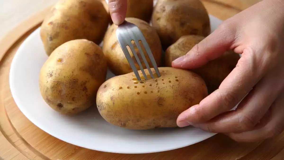 Cartofii chiar trebuie înțepați înainte de a fi fierți? Noi am investigat!