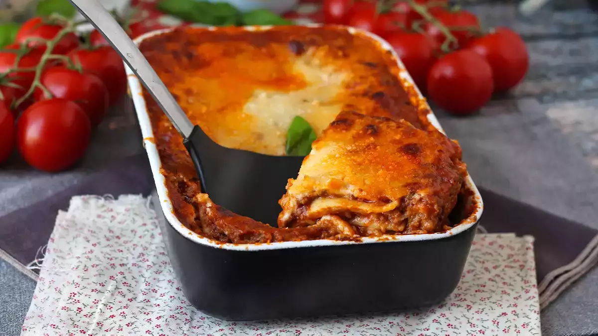 De la clasicul Bolognese la neobișnuitul courgette: 7 versiuni de lasagne care vă vor surprinde