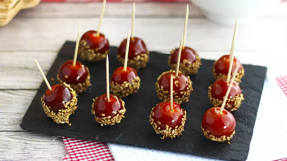 Roșiile cherry la apogeu: 6 rețete simple și originale pentru aperitive de vară