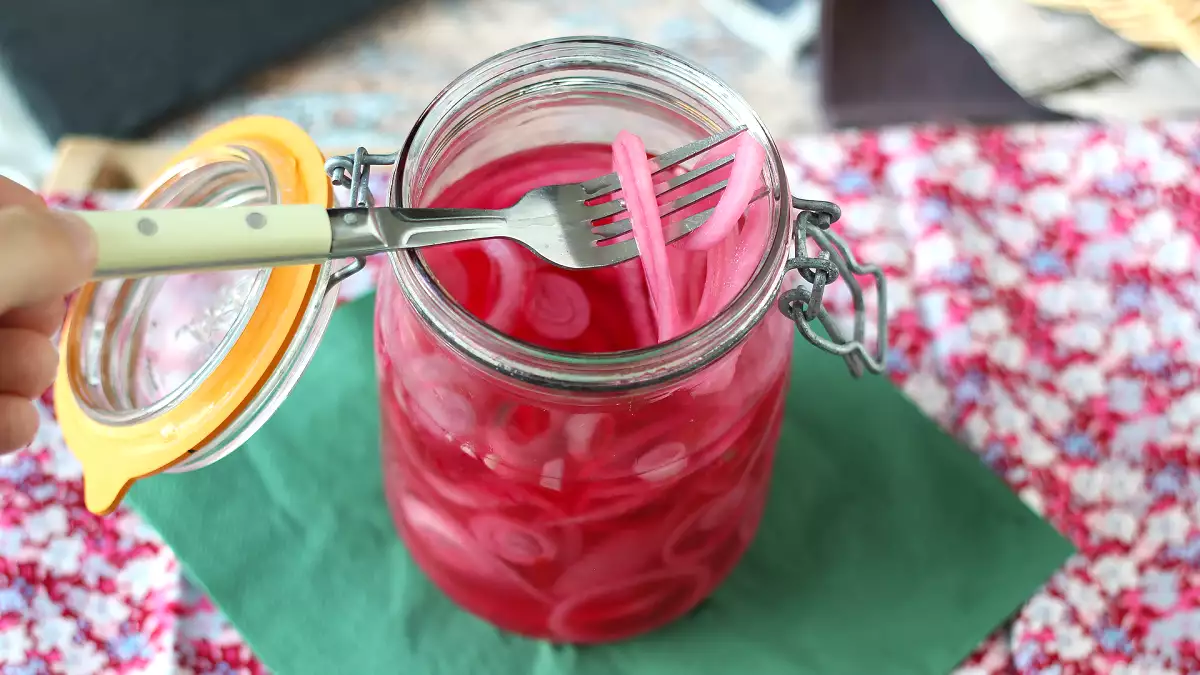 Nu vă va veni să credeți cât de ușor este să preparați ceapă murată în câteva minute