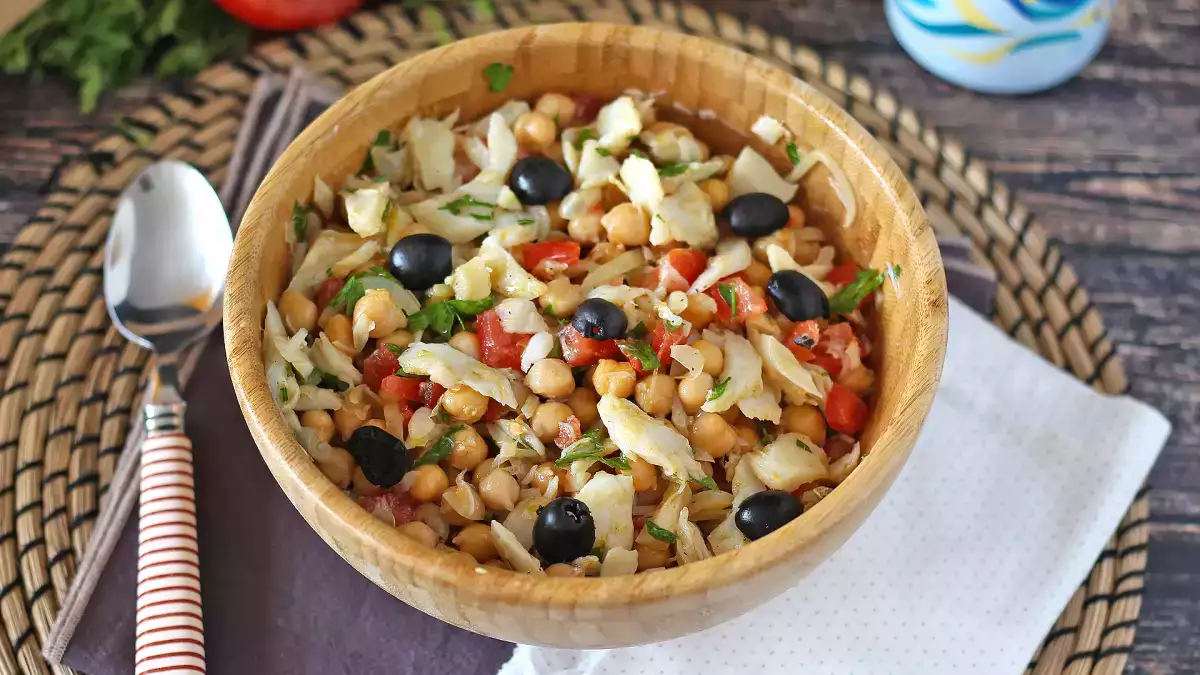 Această salată de năut este tot ce ai nevoie în zilele toride: răcoritoare, rapidă și super nutritivă