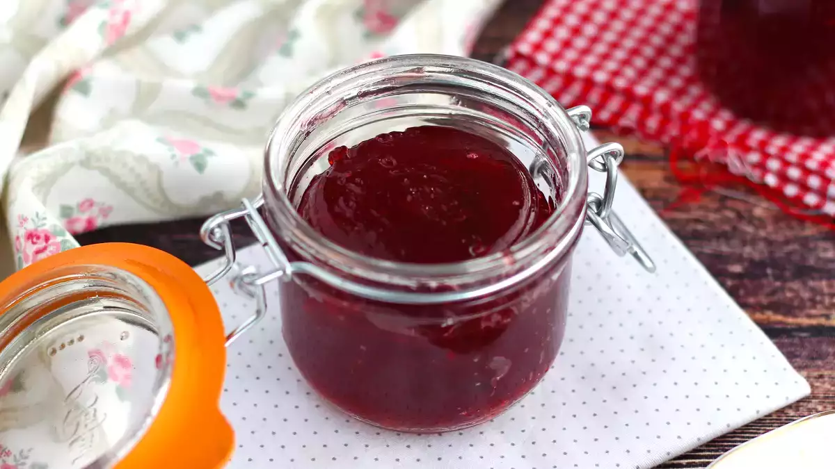 Gemul de prune făcută în casă din doar trei ingrediente? Da, este posibil, și este absolut delicios!