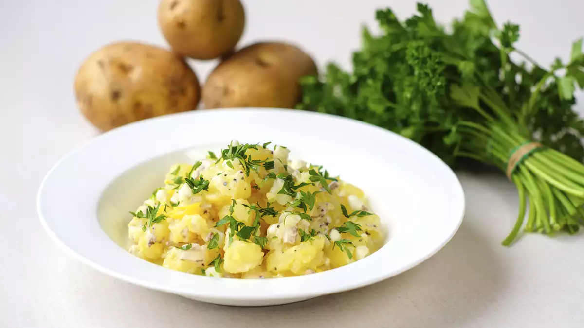 Salata de cartofi perfectă există și se face astfel