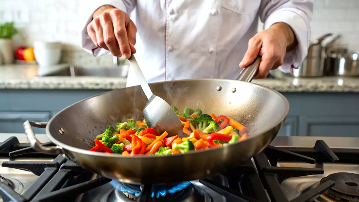 Cum să gătești cu mai puțin ulei fără să-ți pierzi aroma: 7 trucuri infailibile