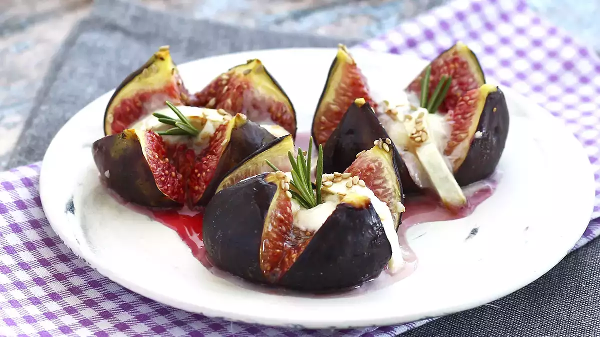 În septembrie, smochine coapte în cuptor cu brânză de capră și miere