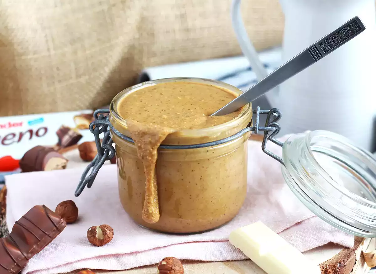 Această rețetă expres reproduce crema faimoasă de la Kinder Bueno (și dă dependență!)