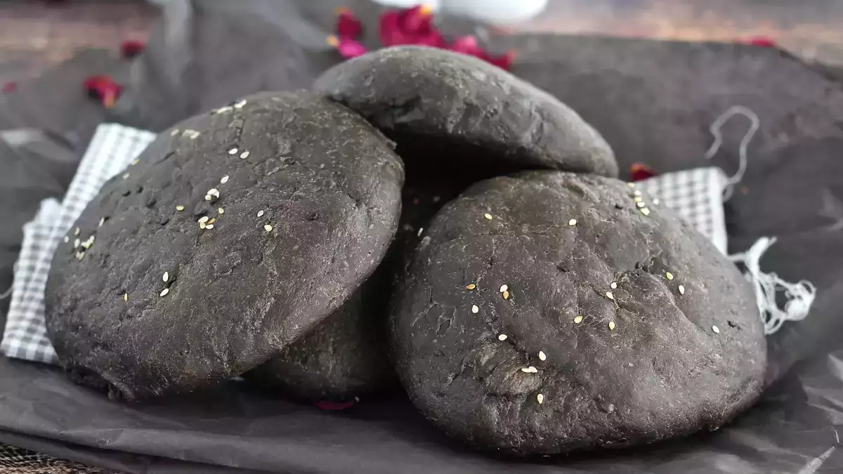 Pâinea neagră de miercuri: rețeta sumbră Burger King care a devenit virală (și pe care o puteți face acasă)