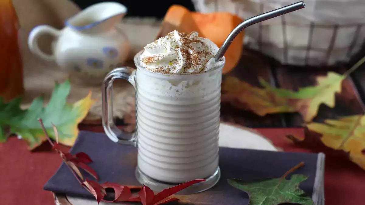 9 băuturi de toamnă care nu înțeleg modele și la care ne întoarcem mereu când vine vremea rece.