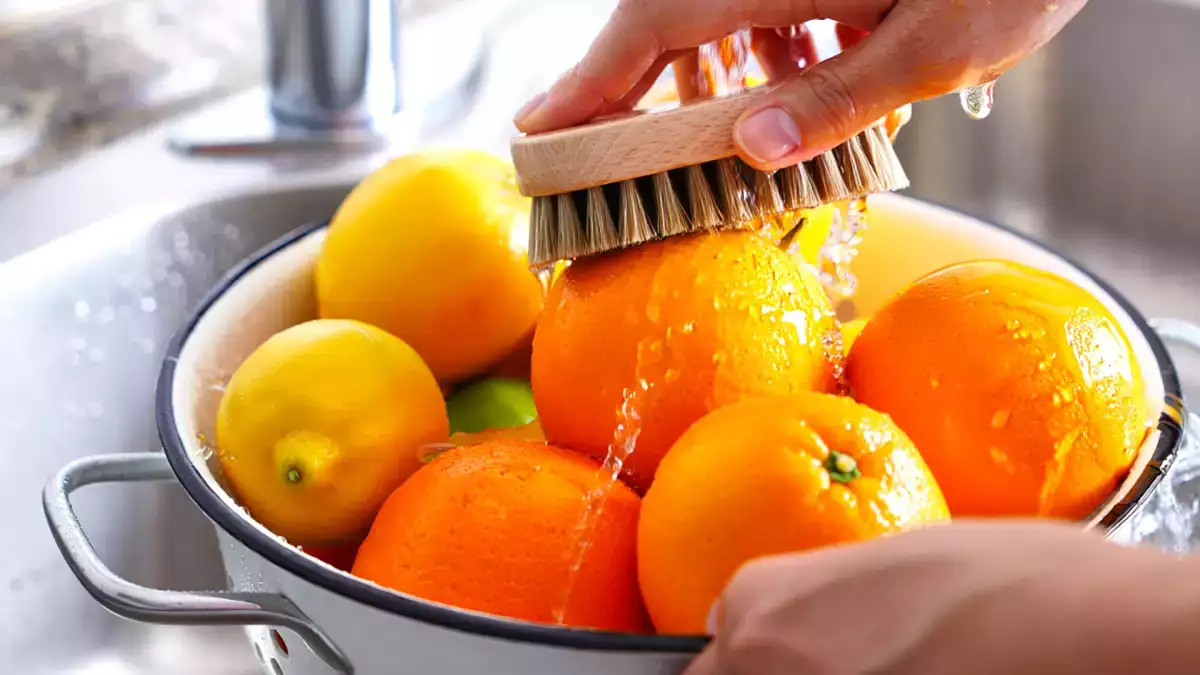 Radeți coaja citricelor fără să le spălați? Iată de ce o faci greșit (chiar dacă sunt organice)