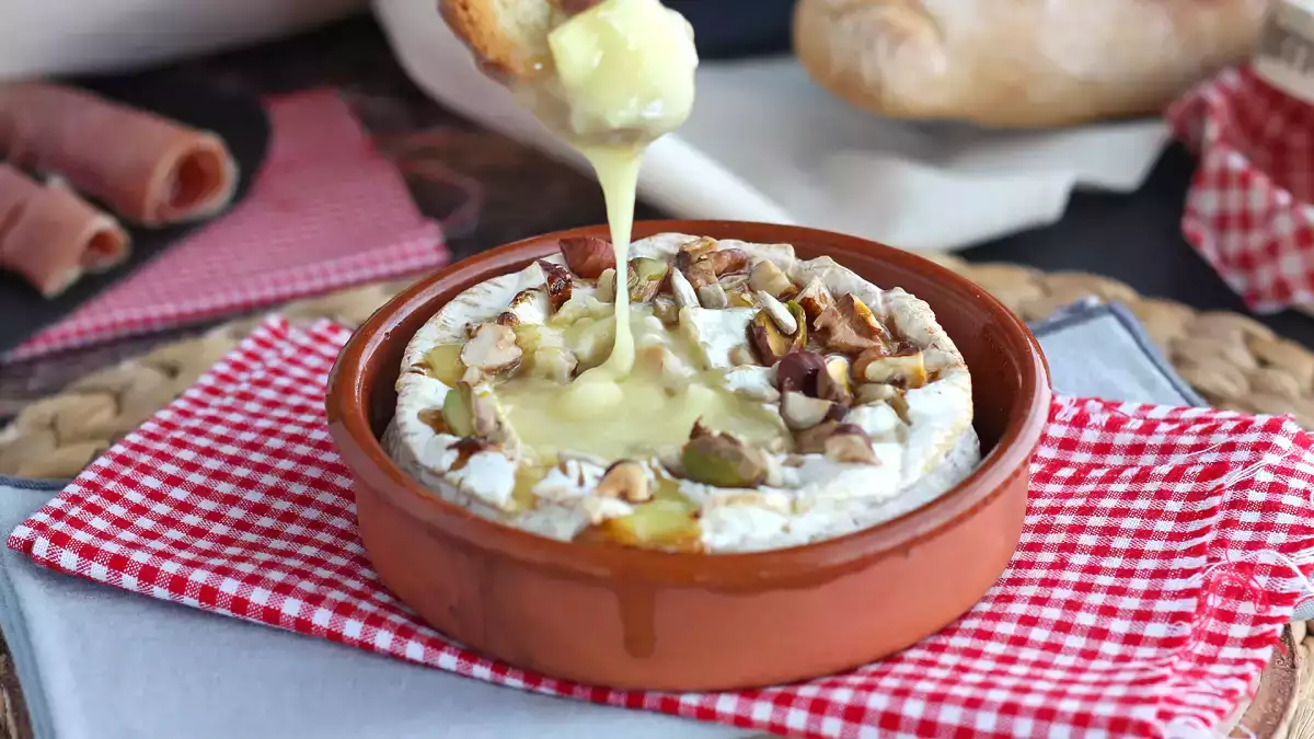 Cu cât mai puturoase, cu atât mai bune? Brânzeturi care sperie cu mirosul lor și hipnotizează cu gustul lor