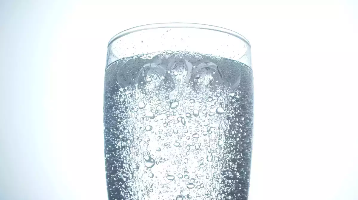 Pare mai sănătoasă decât un suc, dar apa minerală vă poate deranja sistemul digestiv dacă ignorați aceste detalii...