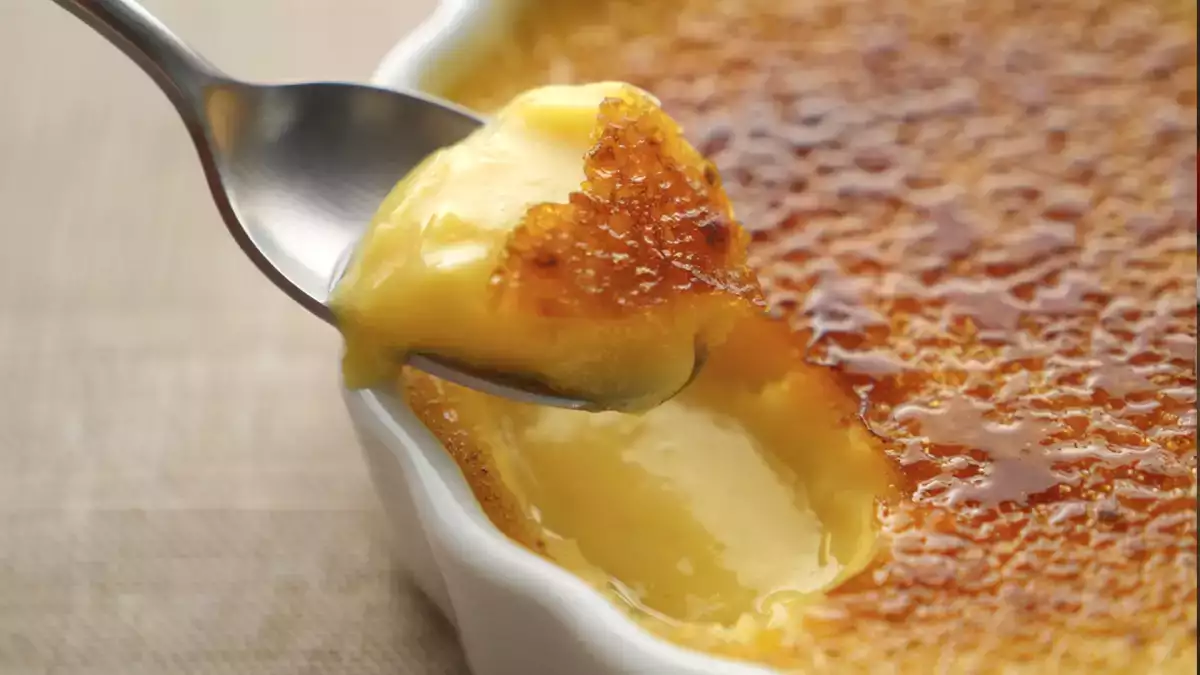 13 rețete care folosesc gălbenușuri de ou pentru a le folosi inteligent și a le transforma în deserturi irezistibile