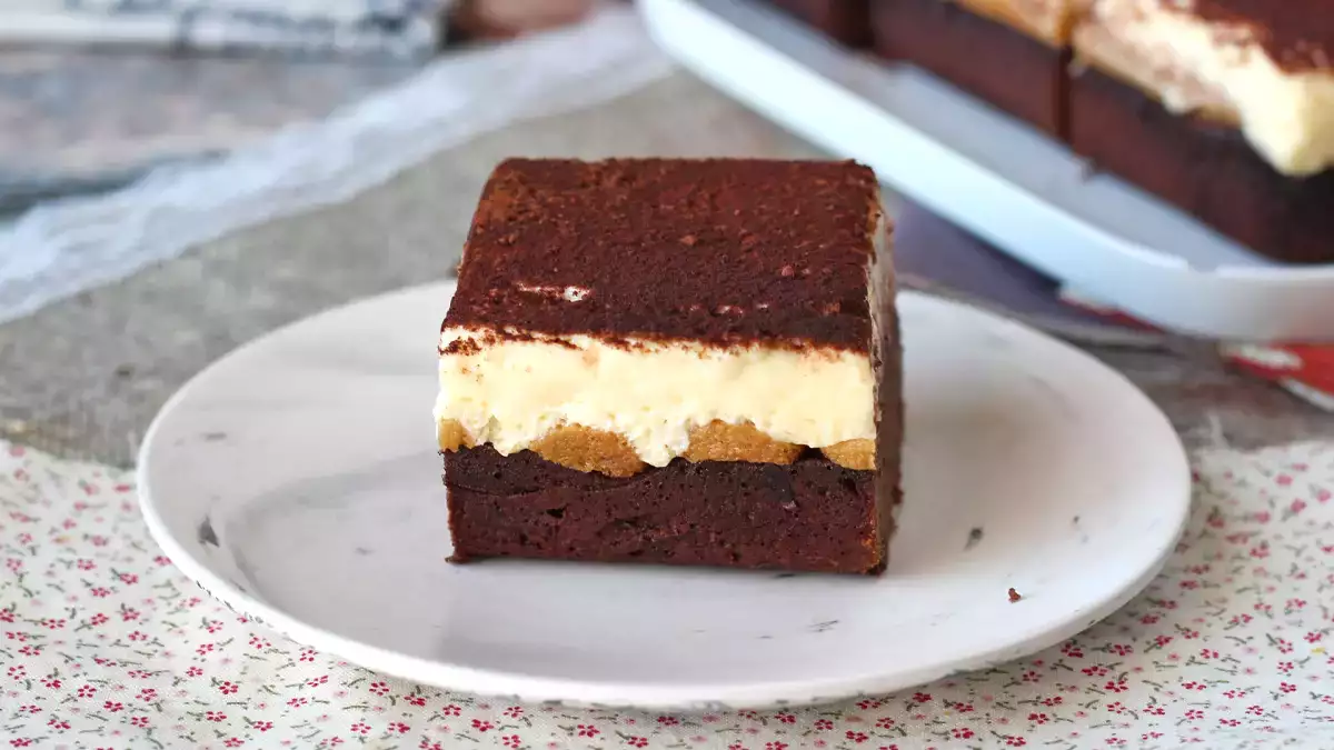Încă te hotărăști între brownie și tiramisu? Acest desert pune capăt dilemei cu o combinație irezistibilă