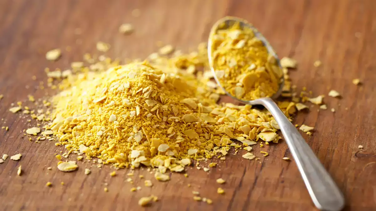 Drojdia nutritivă are gust de brânză, dar nu este un „superaliment”: ce conține de fapt