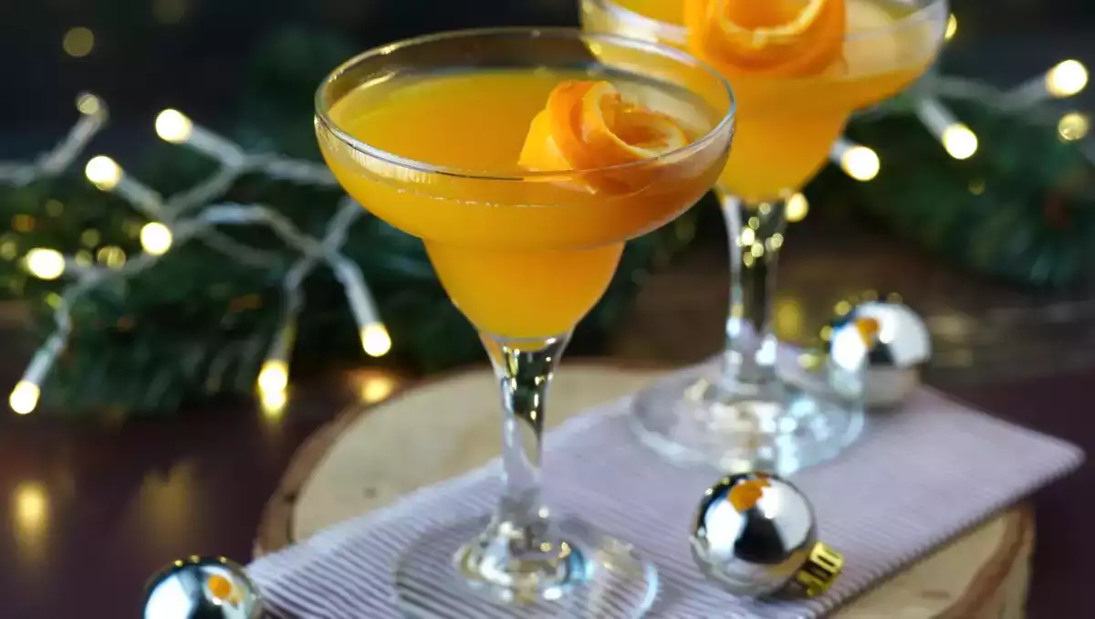 8 cocktailuri festive cu vin spumant care vor fura spectacolul de Crăciun și vă vor face Revelionul să strălucească