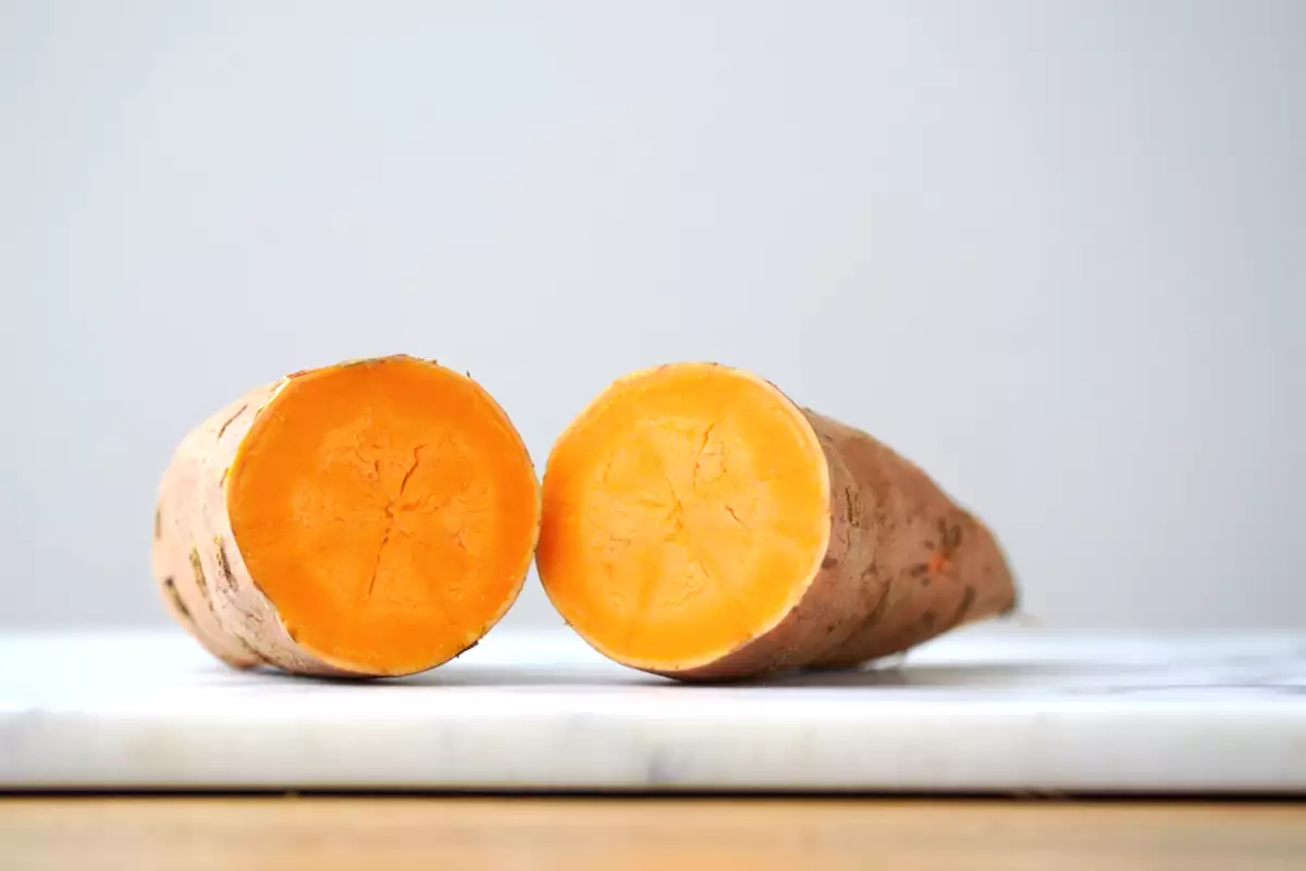 Îmi pot mânca cartoful dulce dacă este încolțit?