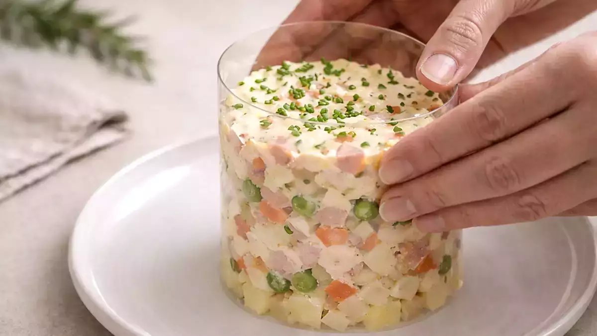 Fără un inel de plating și cu invitați: trucul care salvează prezentarea mâncărurilor (cu ceva ce aveți deja acasă).