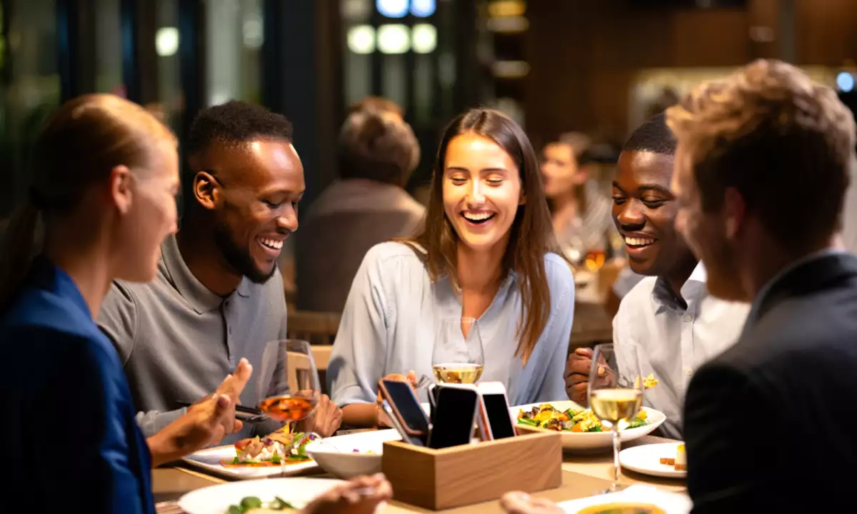 Din ce în ce mai multe restaurante aleg Phone-ban: ce se întâmplă cu adevărat cu clienții?