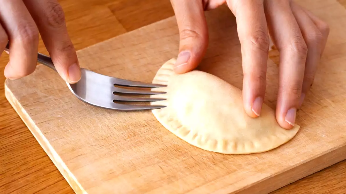 Trucuri de gătit cu o furculiță: cel mai simplu (și mai util) instrument multifuncțional din bucătăria dvs.