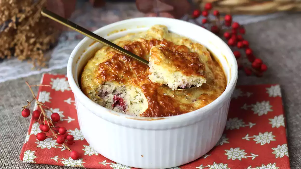 Această prăjitură proteică cu fructe roșii a devenit planul meu preferat B atunci când vreau ceva dulce fără să mă simt vinovată.