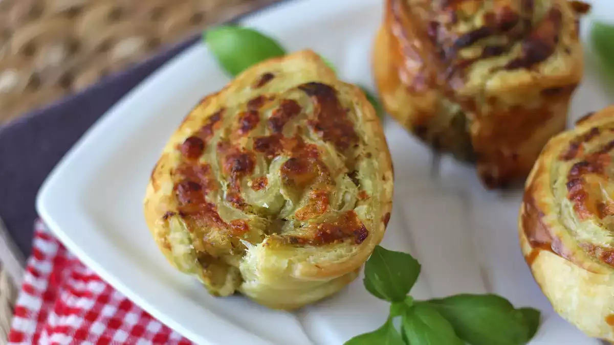 Aceste plăcinte pufoase cu pesto se prepară în doar 15 minute... și dispar și mai repede