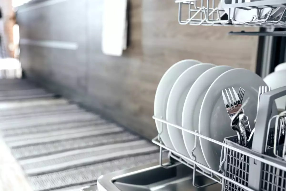 Trebuie să clătiți vasele înainte de a le pune în mașina de spălat vase - experții spun
