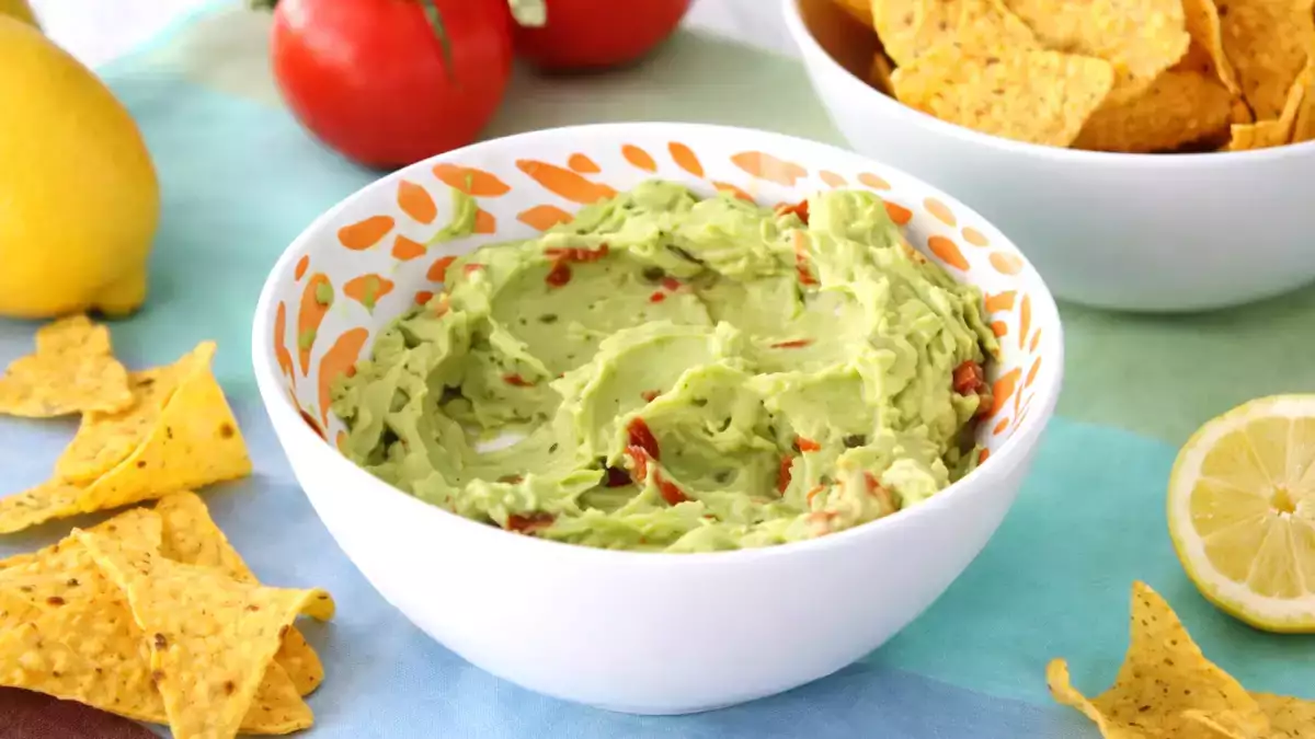 Cel mai bun mod de a păstra guacamole astfel încât să nu se rumenească a doua zi.