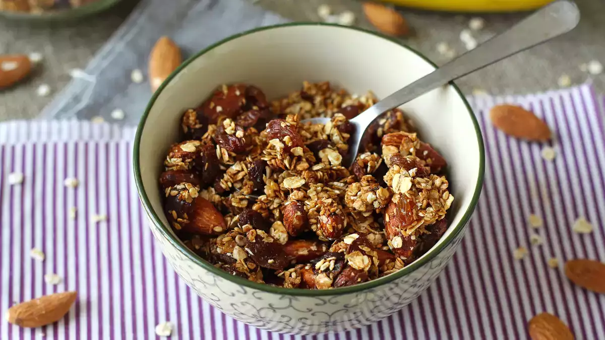 Această granola crocantă poate fi făcută în 15 minute... fără să porniți cuptorul.