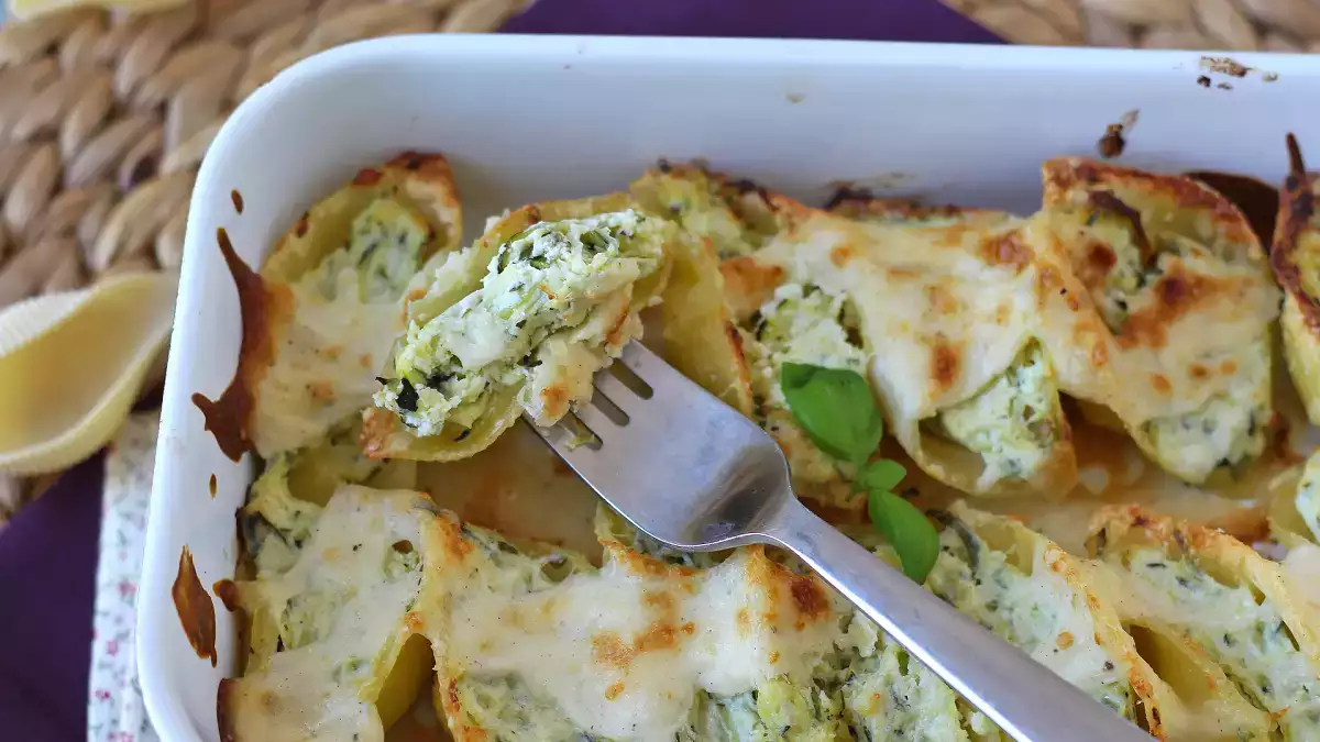 Conchiglioni umplute cu ricotta, dovlecei și lămâie: primul fel cremos perfect pentru masa de Paște