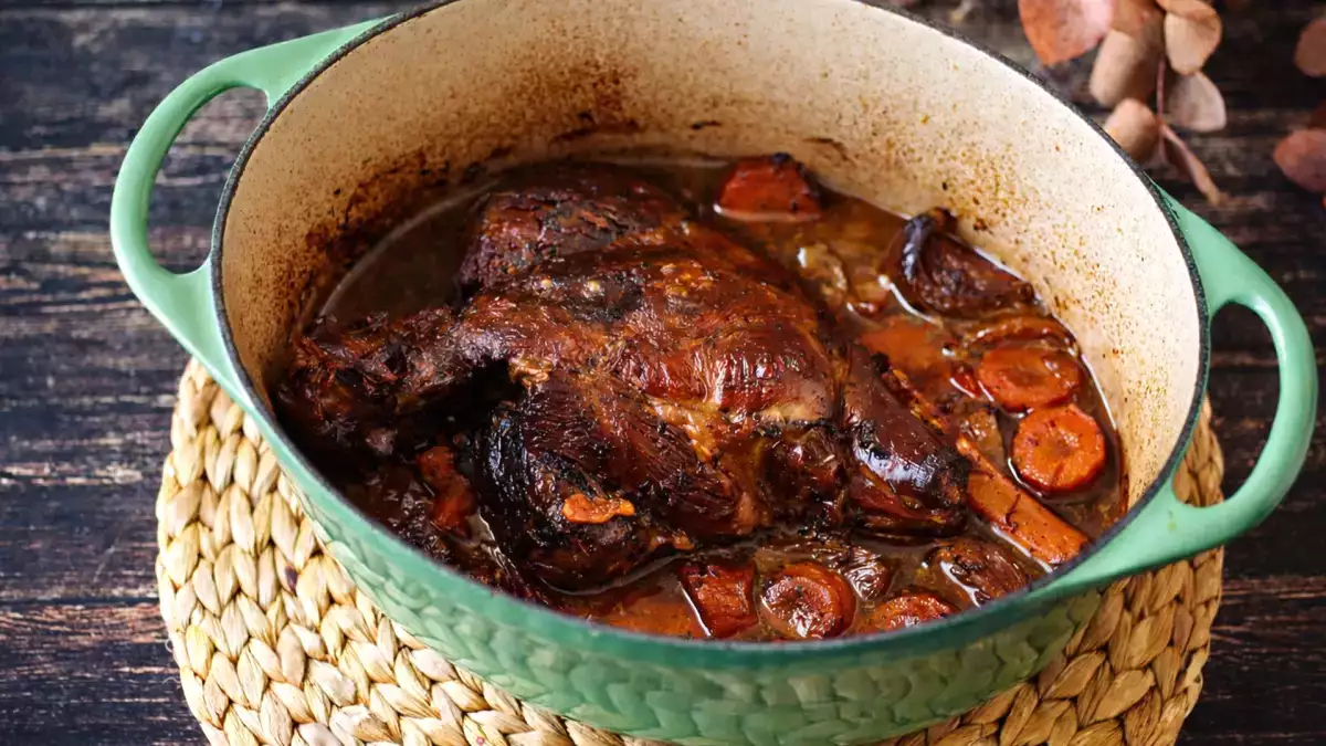 Cum să faci pulpă de miel la cuptor lent: metoda ușoară pentru carne fragedă și aromată